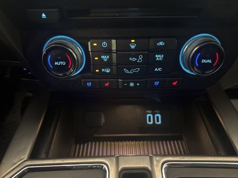 Used 2016 Ford F150 Platinum w/ Equipment Group 701A Luxury image 16