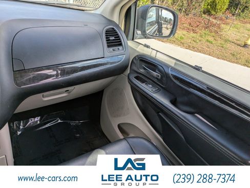 Used 2016 Chrysler Town & Country Touring image 15