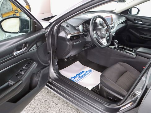 Used 2024 Nissan Altima 2.5 SV image 3