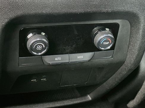 Used 2025 Chevrolet Traverse LT FWD image 26