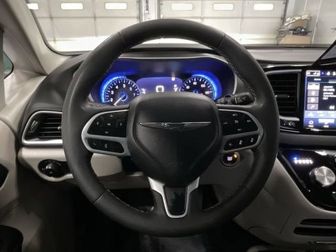 Used 2024 Chrysler Pacifica Touring-L image 33