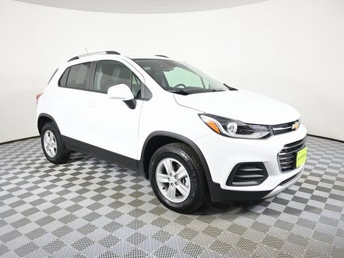 Used 2022 Chevrolet Trax LT w/ LT Convenience Package image 9