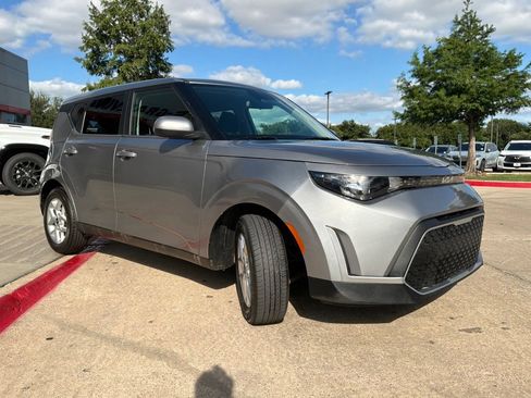 Used 2025 Kia Soul LX w/ LX Technology Package FWD image 4