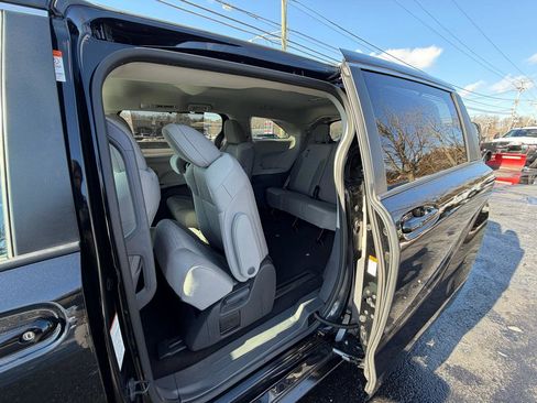 Used 2024 Toyota Sienna LE image 28