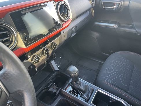 Used 2017 Toyota Tacoma TRD Off-Road image 23