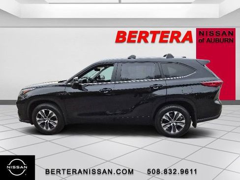 Used 2023 Toyota Highlander XLE AWD/4WD image 1