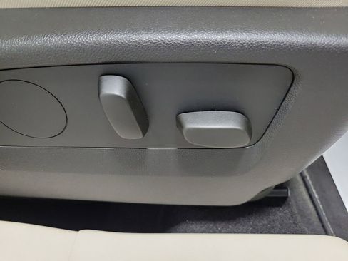 Used 2022 Buick Envision Essence w/ Safety Package FWD image 24