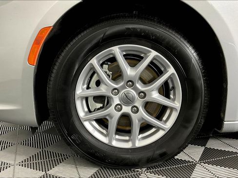 Used 2024 Chrysler Pacifica Touring-L image 11