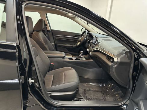 Used 2025 Nissan Altima 2.5 SV FWD image 39