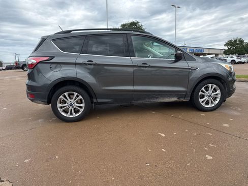 Used 2018 Ford Escape SE w/ SE Sync 3 Package FWD image 8
