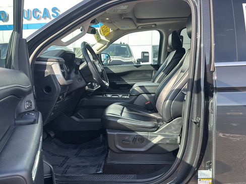 Used 2023 Ford Expedition XLT image 12