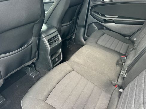 Used 2019 Ford Edge SE w/ Cargo Accessory Package FWD image 4