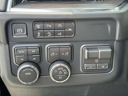 New 2026 Chevrolet Suburban Premier AWD/4WD image 21