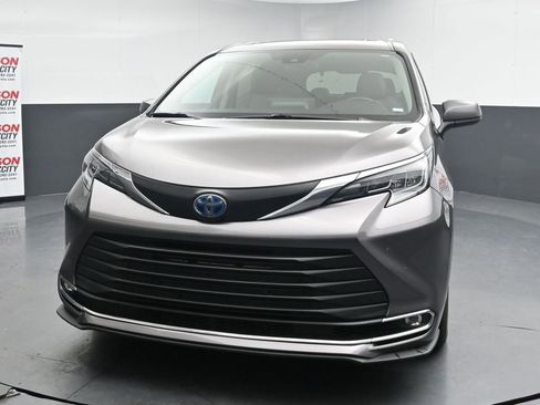 Used 2024 Toyota Sienna XLE FWD image 4