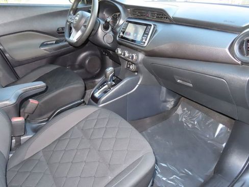 Used 2020 Nissan Kicks S image 32