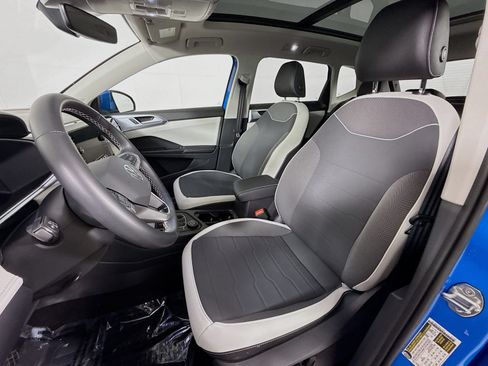 Used 2025 Volkswagen Taos SE w/ Panoramic Sunroof Package AWD/4WD image 5