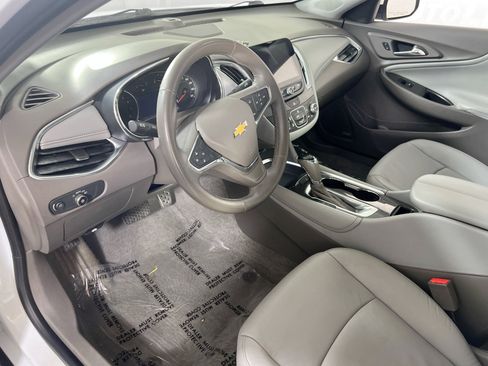 Used 2017 Chevrolet Malibu LT w/ Leather Package FWD image 9