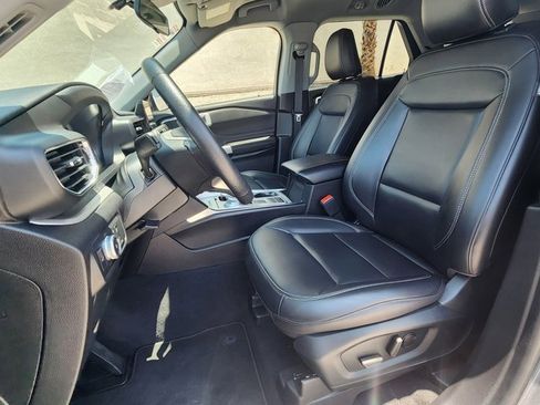 Used 2022 Ford Explorer XLT w/ Equipment Group 202A image 10