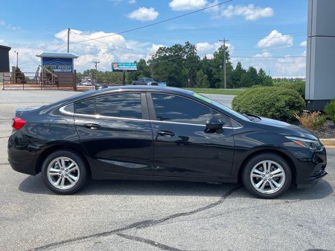 Used 2017 Chevrolet Cruze LT w/ Convenience Package FWD image 2