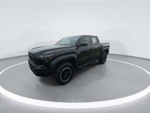 Used 2025 Toyota Tacoma TRD Sport AWD/4WD image 4