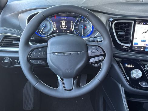 New 2027 Chrysler Pacifica Limited FWD image 13