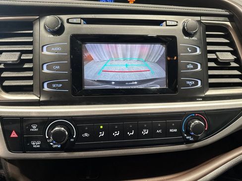 Used 2019 Toyota Highlander LE AWD/4WD image 10