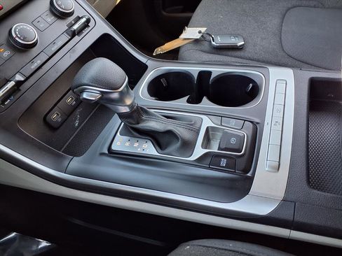 Used 2022 Kia Carnival LX image 7