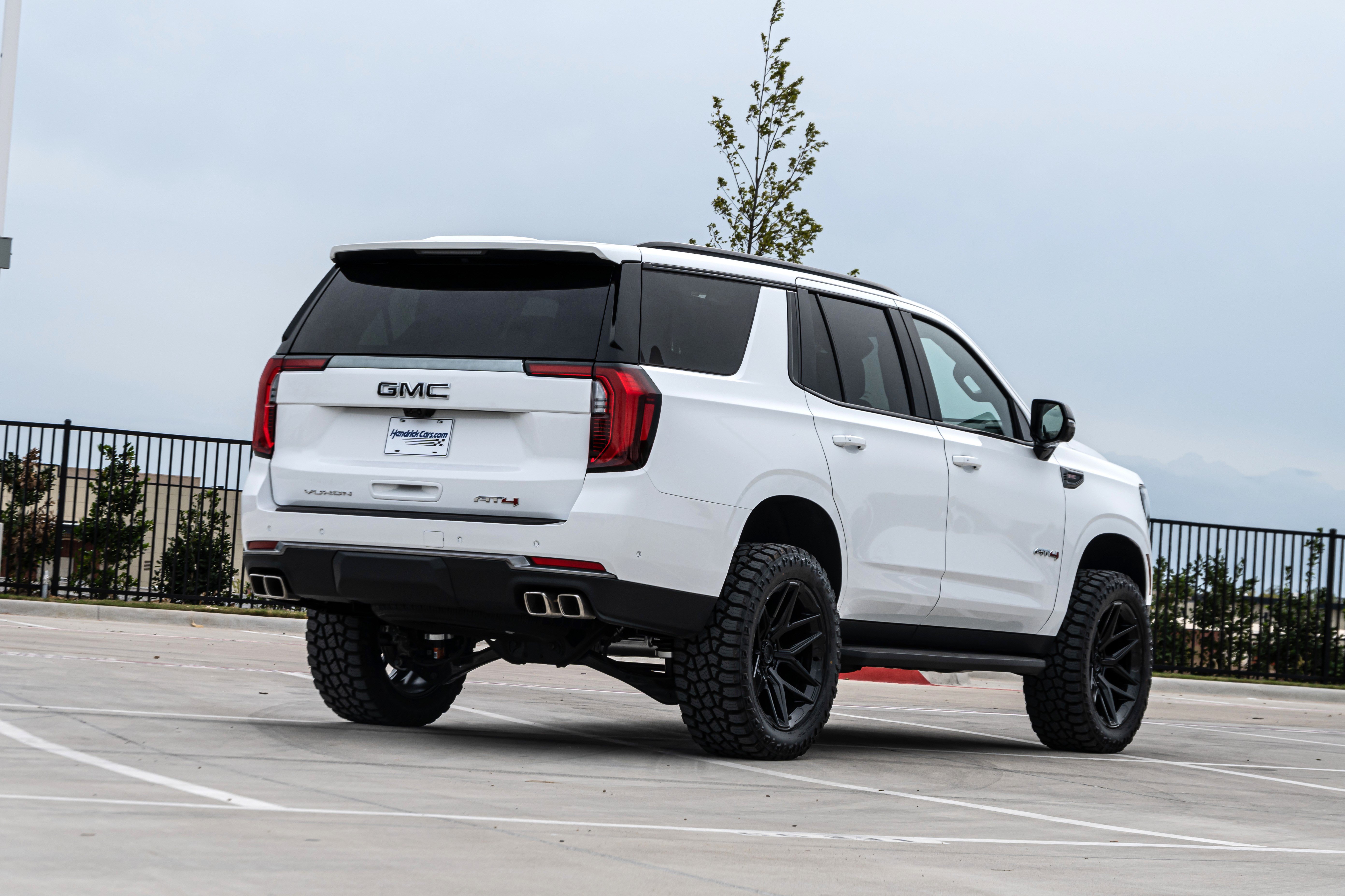 Used 2027 GMC Yukon AT4 w/ Technology Package AWD/4WD image 9