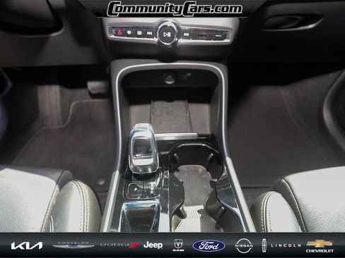Used 2023 Volvo XC40 B5 Plus image 18