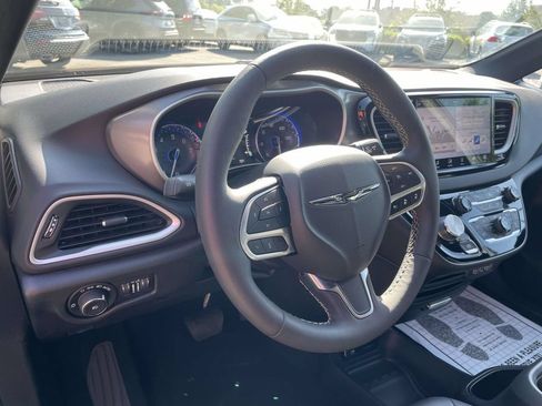 Used 2025 Chrysler Pacifica Select FWD image 18