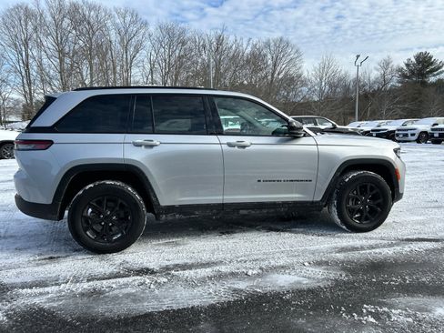 Used 2025 Jeep Grand Cherokee Altitude image 6