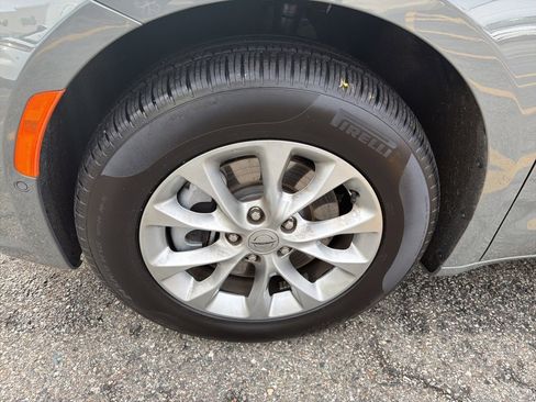 Used 2025 Chrysler Pacifica Select image 28