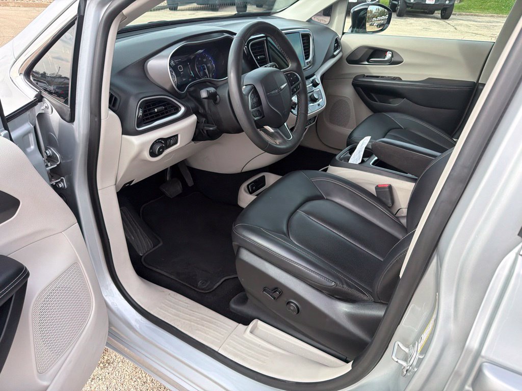 Used 2024 Chrysler Pacifica Touring-L FWD image 18