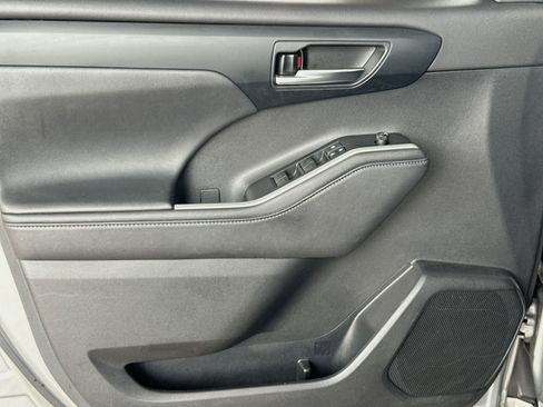 Used 2020 Toyota Highlander XLE image 32