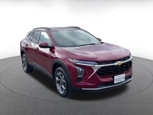 Used 2025 Chevrolet Trax LT w/ LT Convenience Package image 3