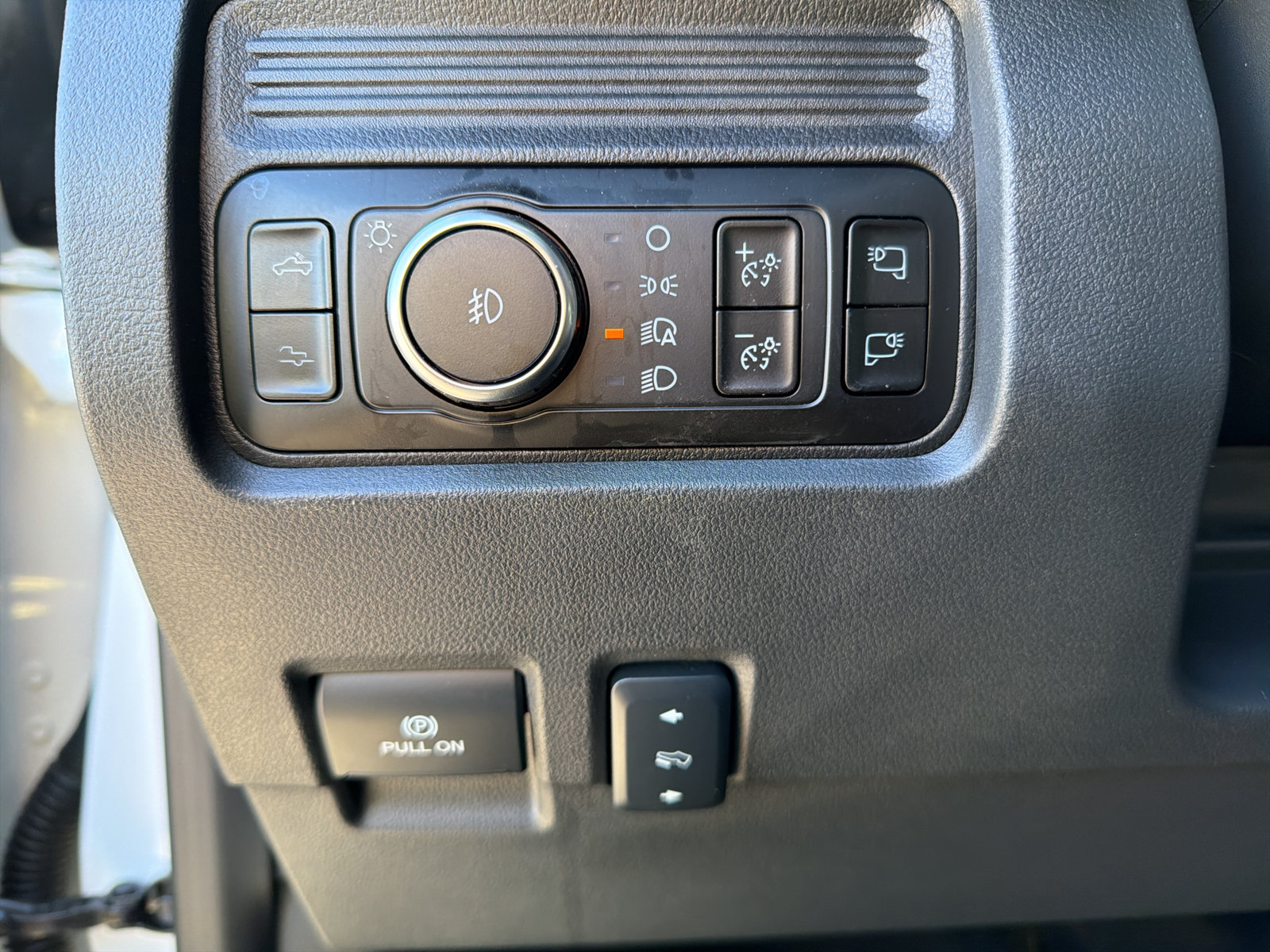 Used 2025 Ford F450 Platinum w/ FX4 Off-Road Package AWD/4WD image 42