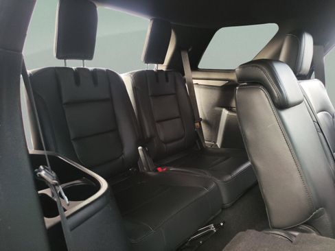 Used 2018 Ford Explorer XLT image 16