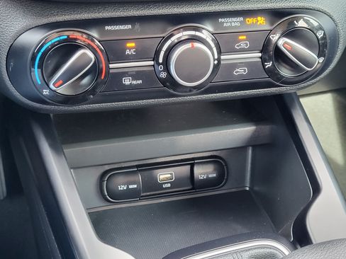 Used 2025 Kia Soul LX w/ LX Technology Package FWD image 30