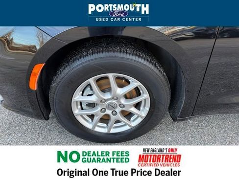 Used 2024 Chrysler Pacifica Touring-L image 28