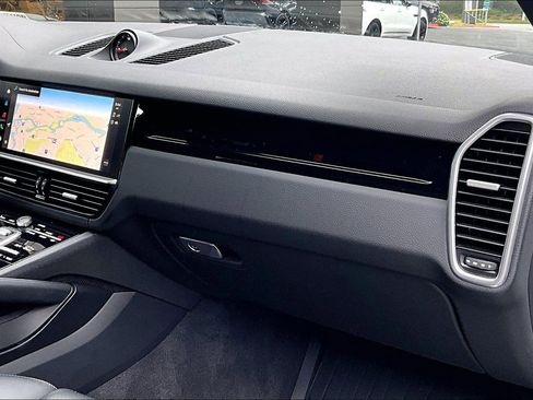 Used 2022 Porsche Cayenne Platinum Edition image 17