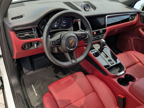 Certified 2025 Porsche Macan image 4