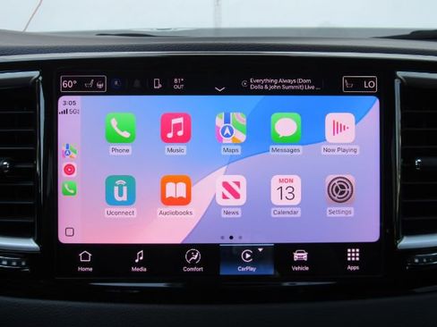 Used 2024 Chrysler Pacifica Touring-L image 10