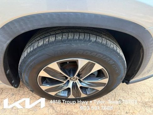 Used 2020 Toyota Highlander XLE FWD image 14
