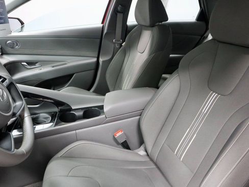 Certified 2025 Hyundai Elantra SEL image 29