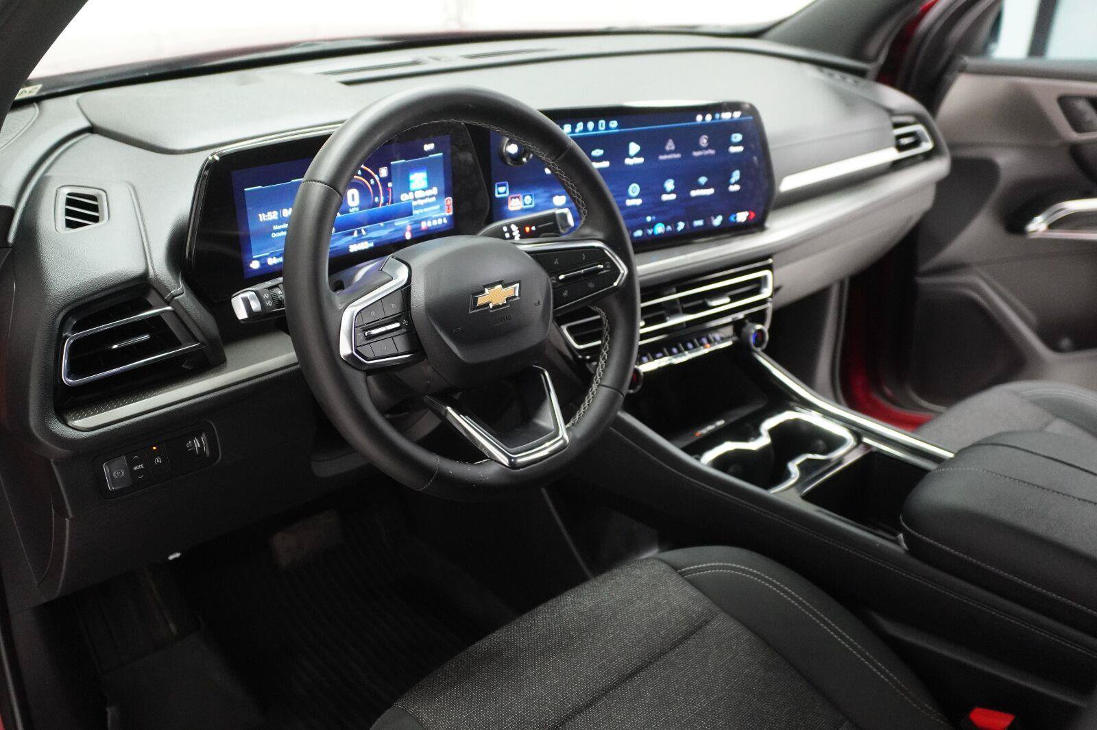 Used 2025 Chevrolet Traverse LT w/ Driver Confidence Package FWD image 9