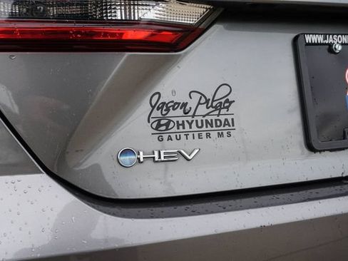 Used 2025 Toyota Camry SE FWD image 7
