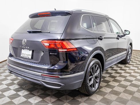 Used 2022 Volkswagen Tiguan SE w/ Panoramic Sunroof Package AWD/4WD image 17