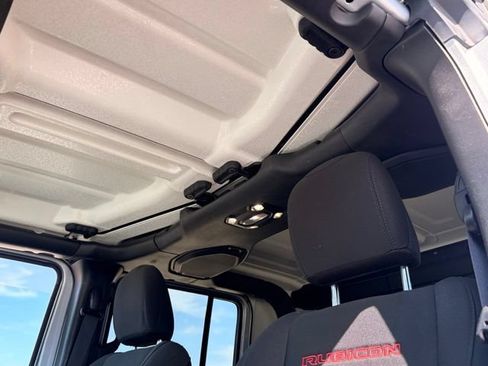 Used 2023 Jeep Gladiator Rubicon AWD/4WD image 13