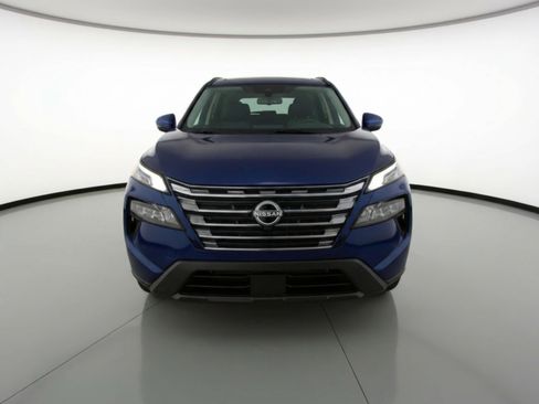 Used 2025 Nissan Rogue SV image 2