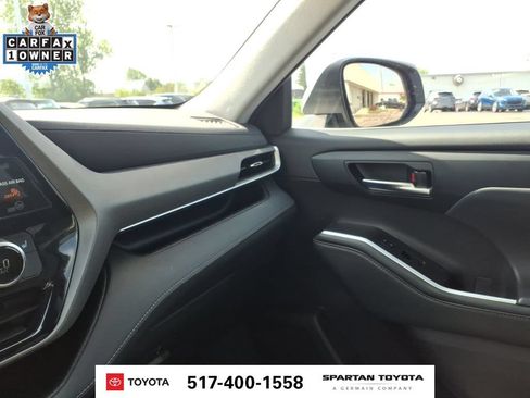 Used 2022 Toyota Highlander XLE AWD/4WD image 23